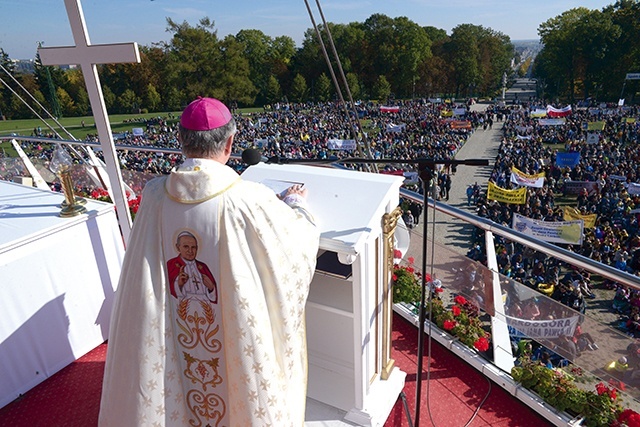 ▲	Doroczna pielgrzymka na Jasną Górę (przed pandemią). Opiekę duszpasterską  nad stowarzyszeniem sprawuje bp Henryk Tomasik.