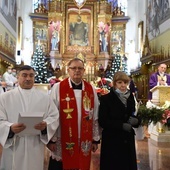 Od lewej Kazimierz Urbański, ks. prał. Władysław Pasiut i Kazimiera Glonek.