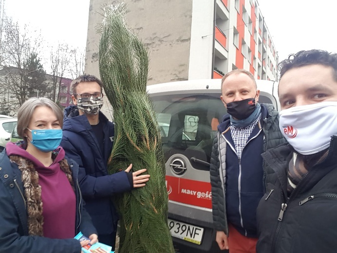 Rozdajemy choinki słuchaczom Radia eM