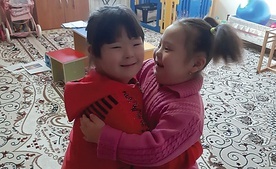 Radość dzieci korzystających z pomocy ośrodka rehabilitacyjnego w Atyrau w Kazachstanie.