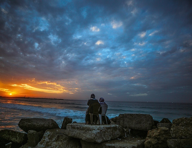 Ludzie oglądają zachód słońca na plaży w mieście Gaza.
13.12.2020 Palestyna