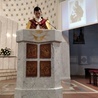 Ks. Piotr w czasie prezentacji osoby św. Józefa na pierwszym nabożeństwie poświęconych temu świętemu w parafii.