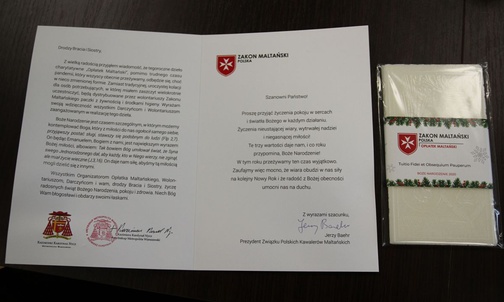 Wraz z paczką żywnosciową każdy otrzymał od maltańczyków świąteczne życzenia i opłatek na wigilijny stół.