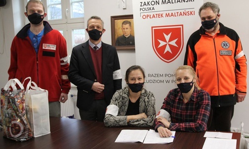 Ekipa, która dziś obdarowała maltańskimi paczkami potrzebujących. Od lewej: Paweł Synaszko, Piotr Rozwadowski, Joanna Chmielewska, Magdalena Handzlik i Grzegorz Słowiak.
