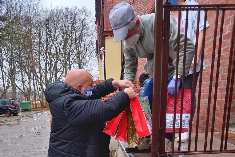 122 paczki dla kołobrzeskich seniorów