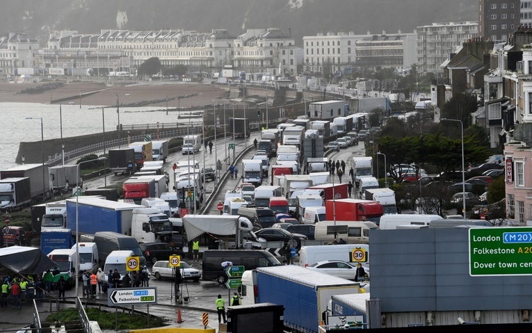 Kierowcy czekający w Dover już nie liczą na powrót przed świętami. Jutro wybiera się do nich proboszcz polonijnej parafii