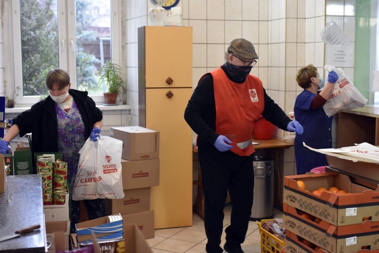 Świąteczne paczki od Caritas diecezji świdnickiej