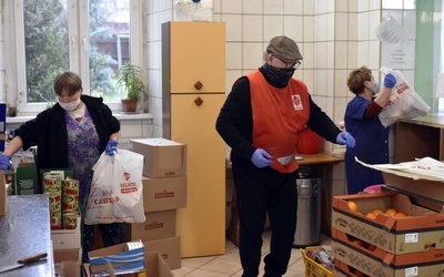 Pakowanie i wydawanie paczek w świdnickiej Caritas. 