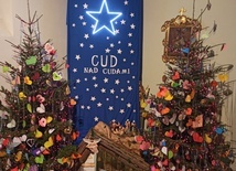 Niewzykłe ozdoby choinkowe w Pleśnej 