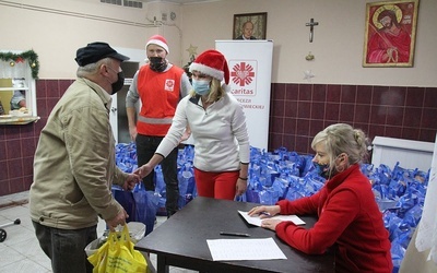 Wolontariusze Caritas wręczali paczki podopiecznym bielskiego "Brata Alberta".