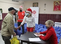 Wolontariusze Caritas wręczali paczki podopiecznym bielskiego "Brata Alberta".