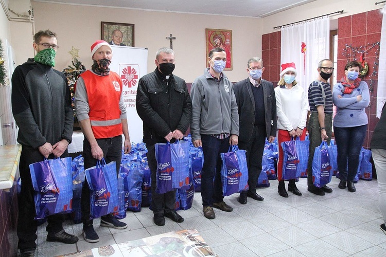 Połączone siły Towarzystwa Pomocy im. św. Brata Alberta i Caritas bielsko-żywieckiej przygotowały ponad 500 paczek dla najuboższych w Bielsku-Białej.