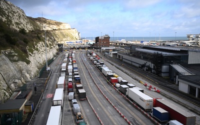 Polscy medycy robią w Dover testy kierowcom czekającym na wjazd do Francji