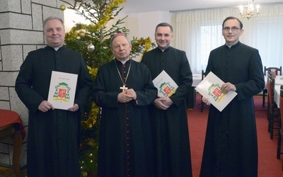 Podczas opłatkowego spotkania w seminarium nominacje od ordynariusza otrzymali (od lewej): ks. Robert Kowalski, ks. Grzegorz Tęcza i ks. Paweł Gogacz.