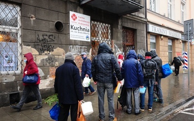 Gorący posiłek na wynos i paczki dla najuboższych