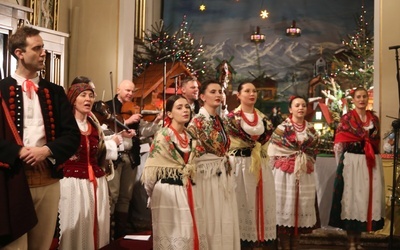 Przy betlejemskiej szopce w sanktuarium na Górce zespół Klimczok kolęduje w noc Bożego Narodzenia już od 30 lat...