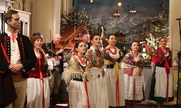 Przy betlejemskiej szopce w sanktuarium na Górce zespół Klimczok kolęduje w noc Bożego Narodzenia już od 30 lat...