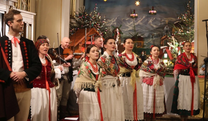 Przy betlejemskiej szopce w sanktuarium na Górce zespół Klimczok kolęduje w noc Bożego Narodzenia już od 30 lat...