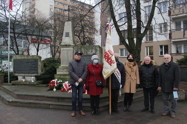 2020.12.13 - Rocznica wprowadzenia stanu wojennego. Delegacja Solidarności pod pomnikiem radomskiego Czerwca’76.