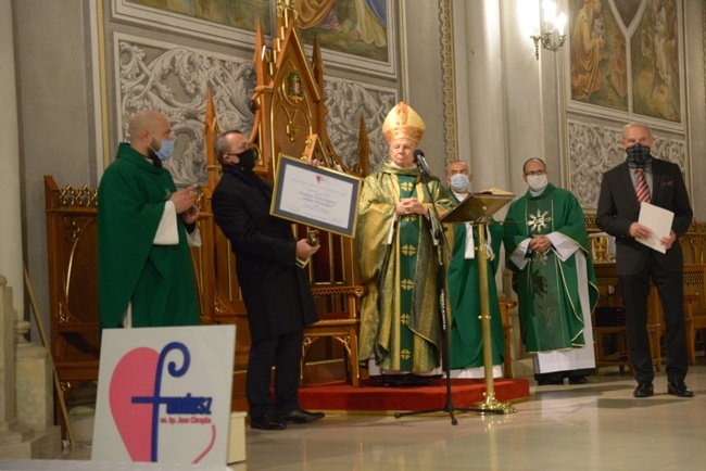 2020.10.18. - W katedrze przyznano nagrody Funduszu im. bp. Jana Chrapka "Viventi caritate" - żyjącemu miłością..