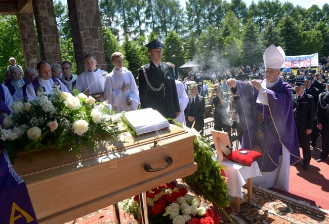 2020.06.06 - Pogrzeb ks. inf. Czesława Wali, twórcy i budowniczego sanktuarium i dzieł w Kałkowie-Godowie.