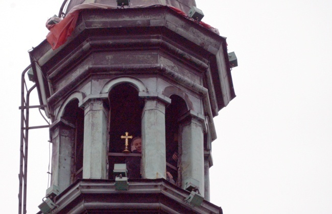 2020.03.20 - W dobie pandemii na wieży radomskiej fary zostały umieszczone relikwie krzyża świętego.