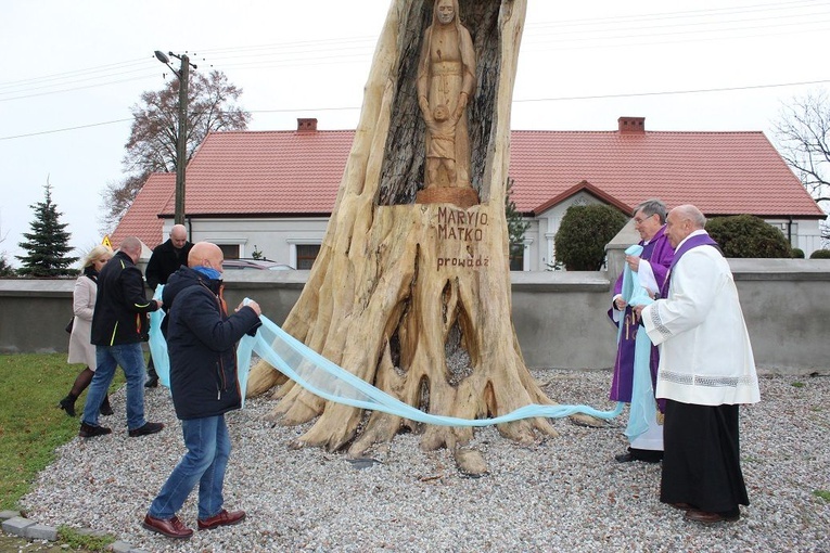 Ligowo. Poświęcenie figury Matki Bożej