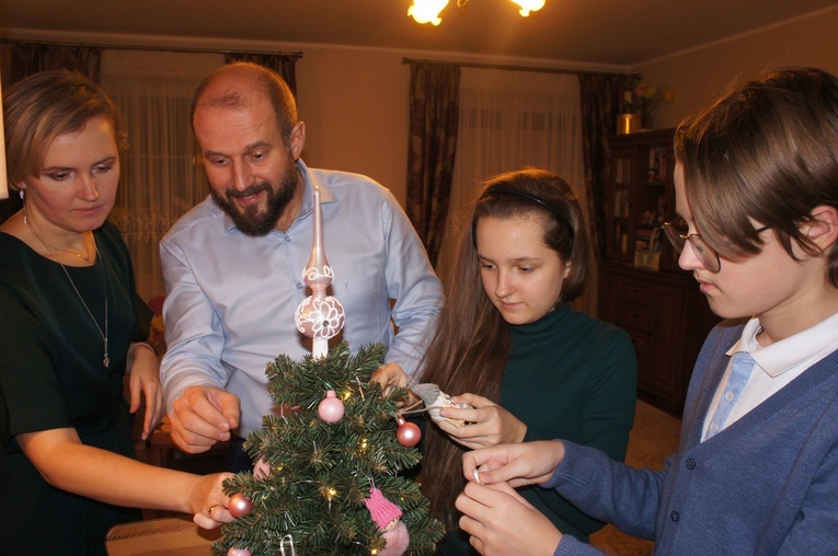 Ubieranie choinki i dekorowanie domu Kinga, Daniel, Zuzia i Jan Stankiewicz zostawiają na sam koniec.