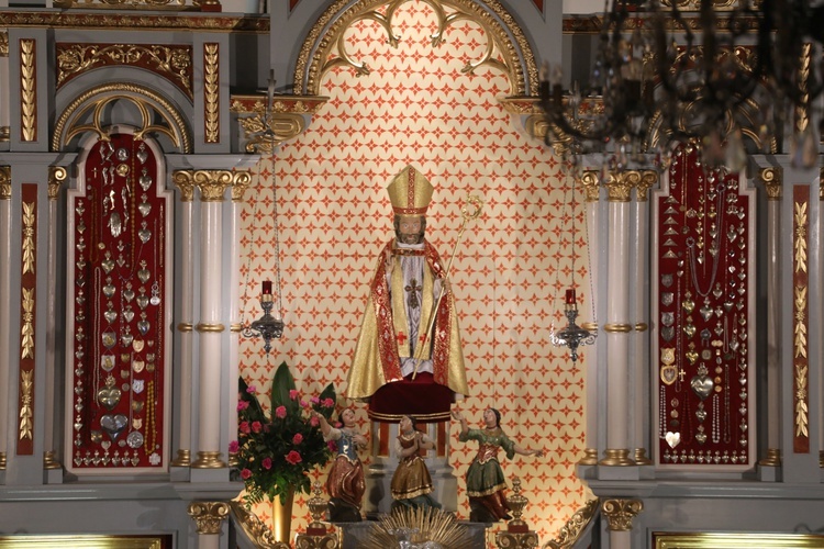 Przed słynącą łaskami pierściecką figurą św. Mikołaja i jego relikwiami modlii się parafianie i pielgrzymi