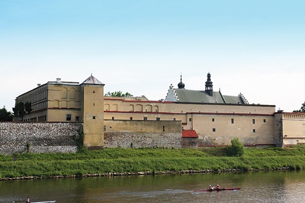 ▲	„Narodził się z wiślanej pianki/ Klasztor piękny – norbertanki” – pisał  o nim w swojej fraszce Jan Sztaudynger.