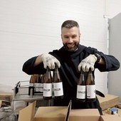 ▲	O. Wojciech Wójtowicz OSB podczas pracy przy produkcji złotego napoju Tinecia.