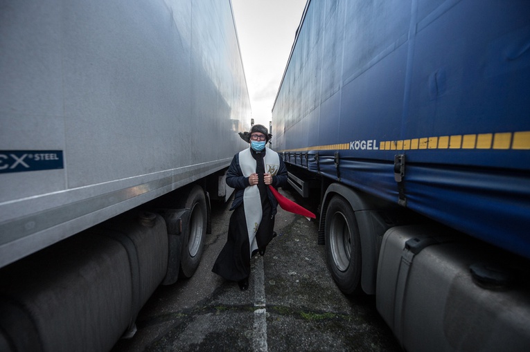 „Byliśmy na prawdziwych peryferiach”. Polski kapłan wspomina Wigilię na lotnisku Manston