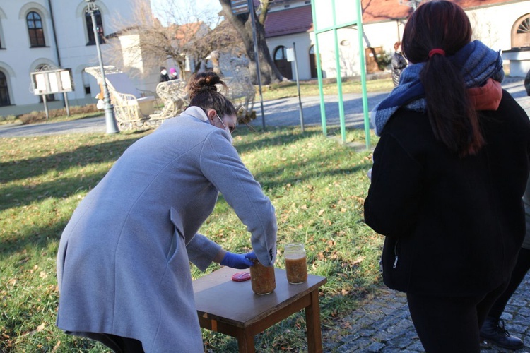 Gorący posiłek w żywieckim parku dla wszystkich potrzebujących