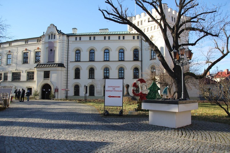 Gorący posiłek w żywieckim parku dla wszystkich potrzebujących