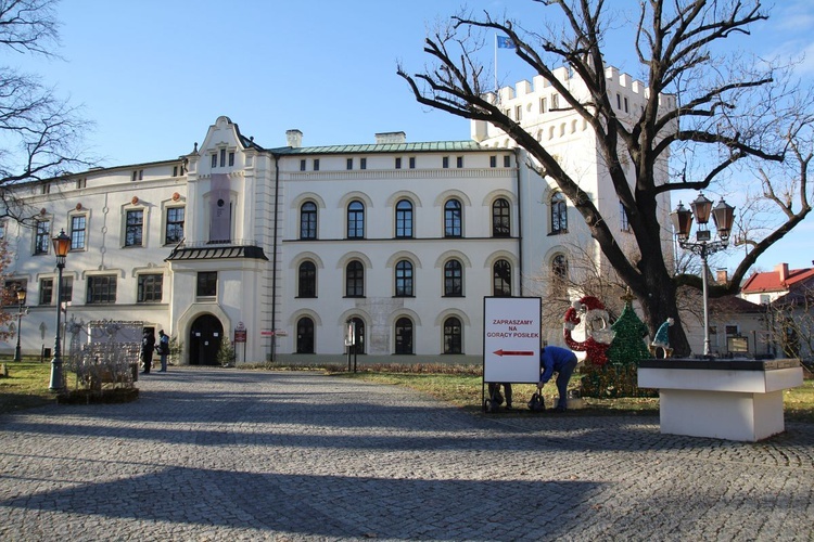 Gorący posiłek w żywieckim parku dla wszystkich potrzebujących