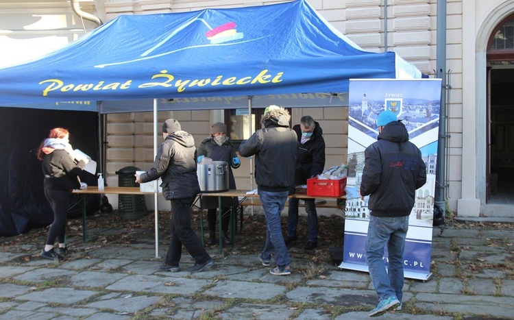 Gorący posiłek w żywieckim parku dla wszystkich potrzebujących