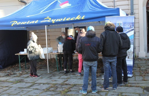 Gorący posiłek w żywieckim parku dla wszystkich potrzebujących