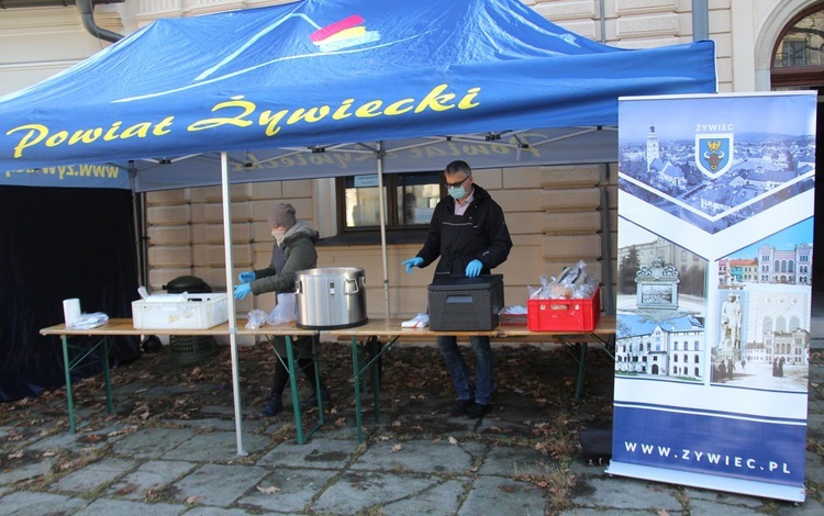 Gorący posiłek w żywieckim parku dla wszystkich potrzebujących