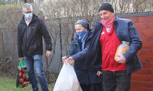 Wolontariusze z s. Wiesławą zaraz zapakują do samochodu gorącą zupę, z którą pojadą do domów potrzebujących.