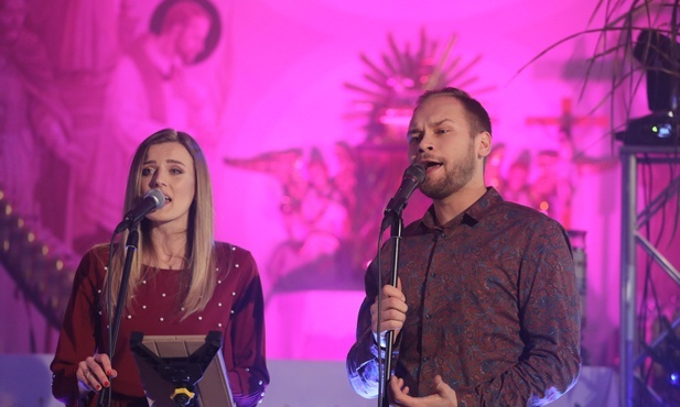 Kolędy w Pogórzu zaśpiewali: Paulina Grochowska i Kuba Jurzyk
