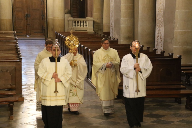 Szczególny widok pustej katedry i przejścia z Najświętszym Sakramentem w czasie Mszy św. rezurekcyjnej.