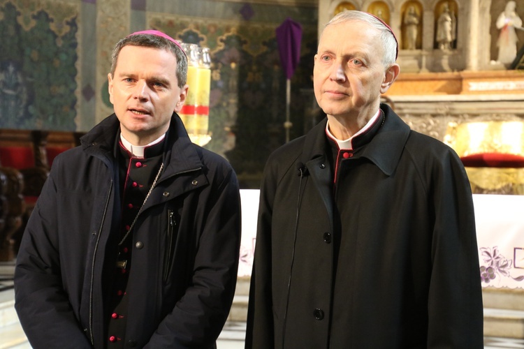W płockiej katedrze biskupi Piotr Libera i Mirosław Milewski modlili się w południe uroczystości Zwiastowania Pańskiego o ustanie epidemii koronawirusa.