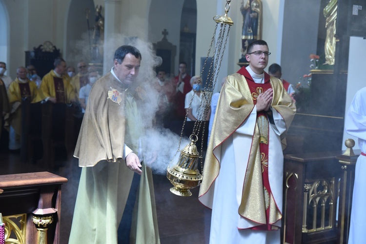 Po otwarciu Drzwi Jakubowych ołtarz świętego zostanie okadzony brzeskim botofumeiro.