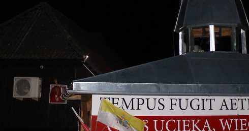 Poświęcony z góry i z dołu