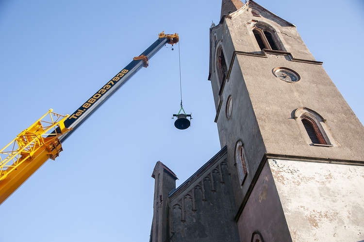 Demontaż dzwonów w Lubiechowie