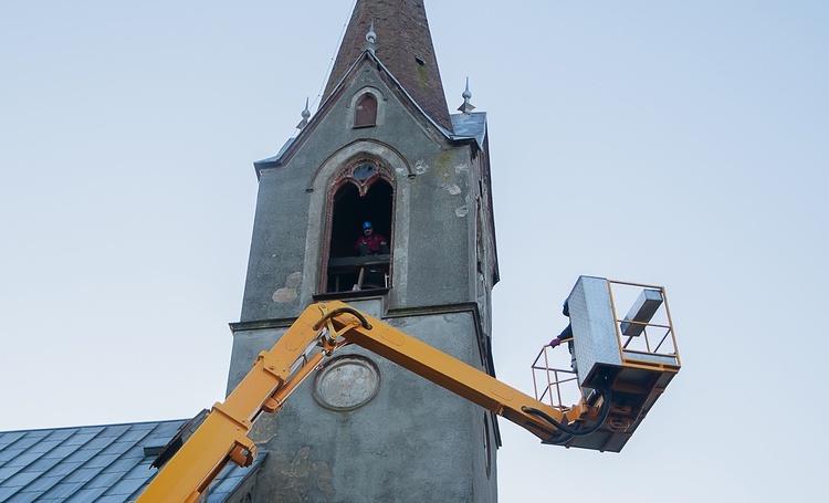 Demontaż dzwonów w Lubiechowie