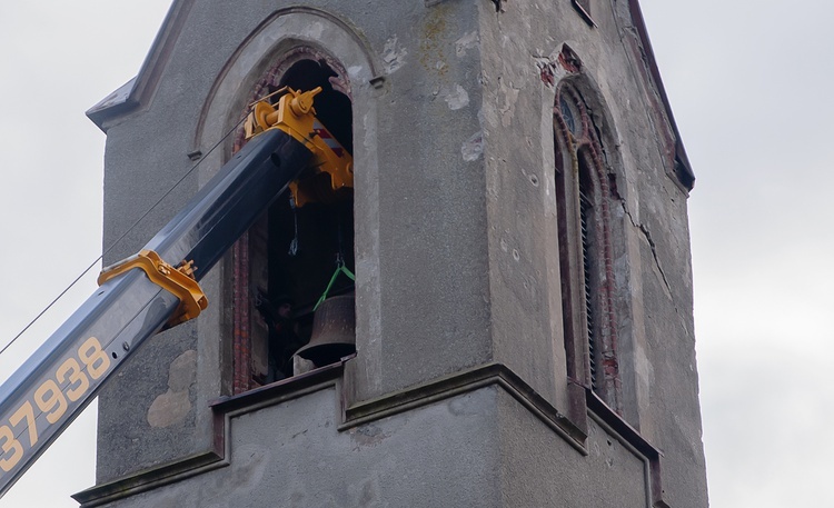 Demontaż dzwonów w Lubiechowie