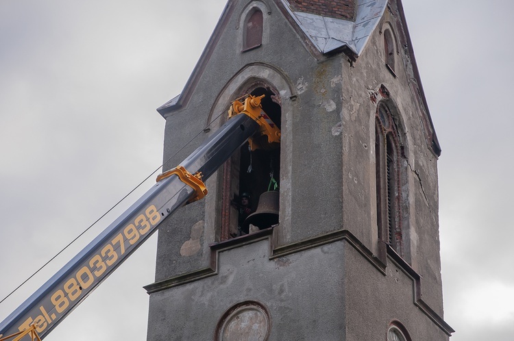 Demontaż dzwonów w Lubiechowie