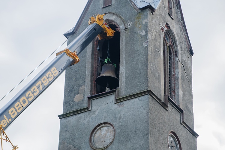 Demontaż dzwonów w Lubiechowie