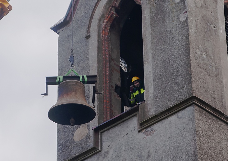 Demontaż dzwonów w Lubiechowie